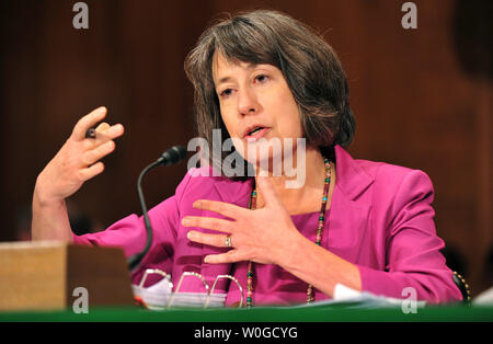 FDIC Chairman Sheila Il Bair testimonia Senato Banking, alloggiamento e gli affari urbani audizione del Comitato sullo stato della FDIC in Washingoton il 30 giugno 2011. UPI/Kevin Dietsch Foto Stock