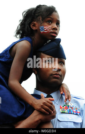 Air Force Tech Sergente Marchese Mullins e sua figlia Anya ascoltare come presidente Barack Obama offre un commento a un giorno di indipendenza un barbeque per i membri delle forze armate e della Casa Bianca il personale e le loro famiglie sul prato Sud della Casa Bianca a Washington il 4 luglio 2011. UPI/Kevin Dietsch Foto Stock