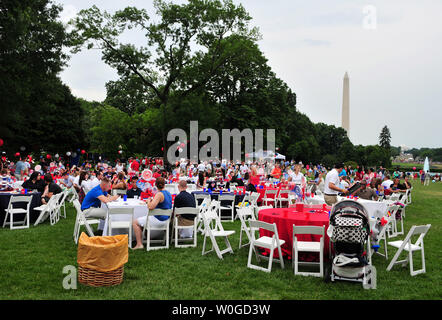 I membri delle forze armate e della Casa Bianca personale e famiglie consumano in un giorno di indipendenza barbeque ospitata dalla prima famiglia presso la Casa Bianca a Washington il 4 luglio 2011. UPI/Kevin Dietsch Foto Stock