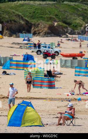 Cornovaglia, Inghilterra, Regno Unito. Regno Unito Meteo: Giovedì 27 Giugno 2019. Sole caldo arriva lungo con ondata di caldo le temperature con termometri di auto che mostra 31c lungo il litorale della Cornovaglia. Frequentatori di spiaggia godendosi il caldo sole durante la canicola temperature a Harlyn Bay Beach vicino a Padstow, Cornwall Foto Stock