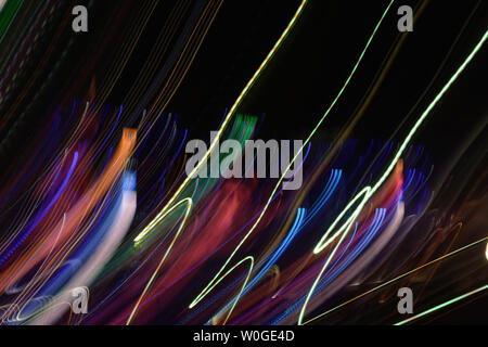 Sfondo astratti di luce per la notte sulla strada. Striped Multicolore linee in movimento realizzato da effetto di illuminazione ,sentieri di luce sul nero lunga esposizione s Foto Stock