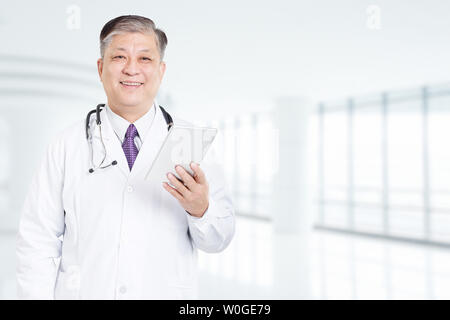 Posa e dal gesto del vecchio uomo asiatico medico Foto Stock