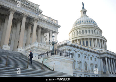 Sost. Darrell Issa (R-CA) arriva a votare su Speaker John Boehner 'Controllo di Budget ActÓ presso l'U.S. Campidoglio di Washington il 29 luglio 2011. Il disegno di legge, che passò 218-210, sarà ora in testa al Senato dove il leader della maggioranza Harry Reid ha annunciato che saranno morti all'arrivo. UPI/Kevin Dietsch Foto Stock