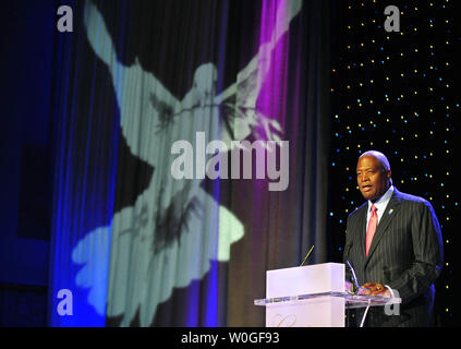 Harry Johnson, Presidente di Martin Luther King Jr National Memorial Project Foundation offre un commento a onorare i leader globale per la pace gala al Washington Convention Center di Washington, il 24 agosto 2011. La gala è il calcio di inizio evento per il Martin Luther King Jr. Memorial week-end. Il memorial sarà dedicata domenica, il 48esimo anniversario del "Ho un sogno" discorso. UPI/Kevin Dietsch Foto Stock