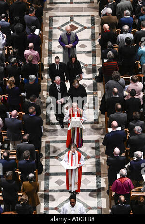 Il vescovo Gene Robinson porta i resti di Matthew Shepard, seguita da Shepards genitori e un fratello, Judy, Dennis e Logan Shepard, seguendo il suo memoriale di servizio presso la Cattedrale Nazionale di Washington il 26 ottobre 2018 a Washington, DC. Shepard fu assassinato nel Wyoming venti anni fa ed è quello di essere sepolto presso la National Cathedral. Foto di Leigh Vogel/UPI Foto Stock