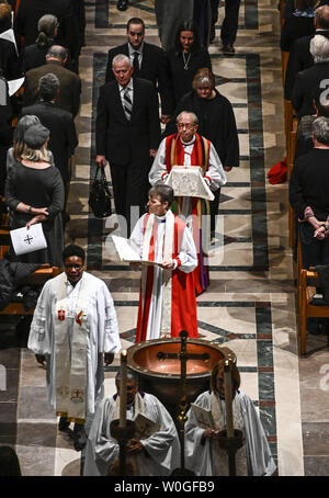 Il vescovo Gene Robinson porta i resti di Matthew Shepard, seguita da Shepards genitori, Judy e Dennis Shepard, seguendo il suo memoriale di servizio presso la Cattedrale Nazionale di Washington il 26 ottobre 2018 a Washington, DC. Shepard fu assassinato nel Wyoming venti anni fa ed è quello di essere sepolto presso la National Cathedral. Foto di Leigh Vogel/UPI Foto Stock