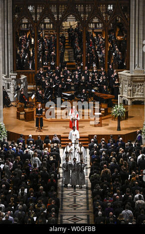 Il vescovo Gene Robinson porta i resti di Matthew Shepard seguendo il suo memoriale di servizio presso la Cattedrale Nazionale di Washington il 26 ottobre 2018 a Washington, DC. Shepard fu assassinato nel Wyoming venti anni fa ed è quello di essere sepolto presso la National Cathedral. Foto di Leigh Vogel/UPI Foto Stock