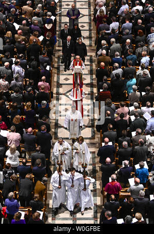 Il vescovo Gene Robinson porta i resti di Matthew Shepard, seguita da Shepards genitori, Judy e Dennis Shepard, seguendo il suo memoriale di servizio presso la Cattedrale Nazionale di Washington il 26 ottobre 2018 a Washington, DC. Shepard fu assassinato nel Wyoming venti anni fa ed è quello di essere sepolto presso la National Cathedral. Foto di Leigh Vogel/UPI Foto Stock