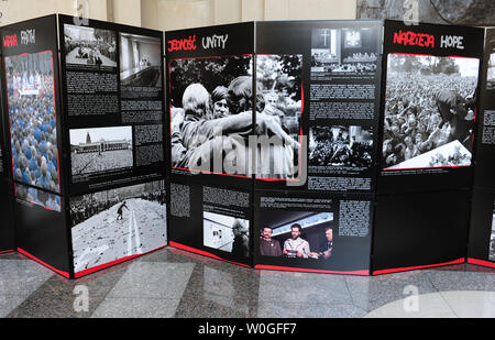 "Il fenomeno della solidarietà: immagini della storia della Polonia, 1980-1981' mostra fotografica apre al Woodrow Wilson Center di Washington, il 29 agosto 2011. La mostra commemora il trentesimo anniversario della fondazione del movimento di solidarietà in Polonia e mette in evidenza i movimenti conquiste. UPI/Kevin Dietsch Foto Stock