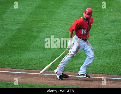 Washington Nationals" Danny Espinosa è percorsa da New York Mets' lanciatore Mike Pelfrey durante il sesto inning a cittadini Parco di Washington il 4 settembre 2011. UPI/Kevin Dietsch Foto Stock