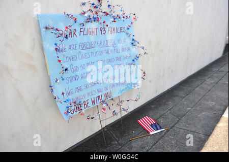 Una nota è visto al volo 93 National Memorial in occasione del decimo anniversario del 9/11 attacchi terroristici, l 11 settembre 2011 a Shanksville, Pennsylvania. Il volo 93 Memorial onora le vittime del Regno volo 93 che si è schiantato a Shanksville dopo i passeggeri combatteva contro i sequestratori. Il piano che è stato creduto per essere guidato verso un bersaglio in Washington, D.C. fu abbattuto nel campo. UPI/Kevin Dietsch Foto Stock