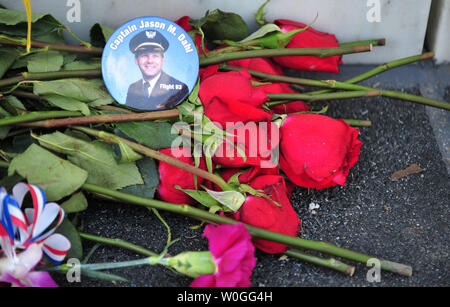 Un pulsante per la CPT. Jason Dahl, il pilota del Regno volo 93, si è visto all'al volo 93 National Memorial in occasione del decimo anniversario del 9/11 attacchi terroristici, l 11 settembre 2011 a Shanksville, Pennsylvania. Il volo 93 Memorial onora le vittime del Regno volo 93 che si è schiantato a Shanksville dopo i passeggeri combatteva contro i sequestratori. Il piano che è stato creduto per essere guidato verso un bersaglio in Washington, D.C. fu abbattuto nel campo. UPI/Kevin Dietsch Foto Stock