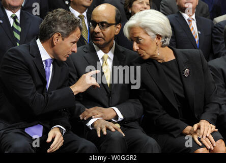 Il segretario al Tesoro Timothy Geithner, IMFC Sedia Tharman Shanmugaratnam, e il direttore del FMI Christine Lagarde (L a R) chat durante una foto di gruppo con il Fondo monetario internazionale (FMI) Governatori durante la Banca mondiale e il Fondo monetario internazionale incontri annuali a Washington DC, il 24 settembre 2011. UPI/Roger L. Wollenberg Foto Stock