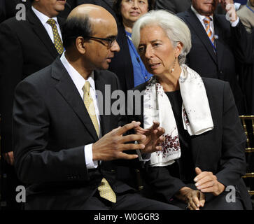 Sedia IMFC Tharman Shanmugaratnam (L) e il direttore del FMI Christine Lagarde chat durante una foto di gruppo con il Fondo monetario internazionale (FMI) Governatori durante la Banca mondiale e il Fondo monetario internazionale incontri annuali a Washington DC, il 24 settembre 2011. UPI/Roger L. Wollenberg Foto Stock