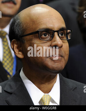 Sedia IMFC Tharman Shanmugaratnam partecipa in una foto di gruppo con il Fondo monetario internazionale (FMI) Governatori durante la Banca mondiale e il Fondo monetario internazionale incontri annuali a Washington DC, il 24 settembre 2011. UPI/Roger L. Wollenberg Foto Stock