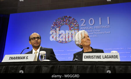 Sedia IMFC Tharman Shanmugaratnam (L) e il direttore del FMI Christine Lagarde, partecipare a una conferenza stampa durante la Banca mondiale e il Fondo monetario internazionale incontri annuali a Washington DC, il 24 settembre 2011. UPI/Roger L. Wollenberg Foto Stock