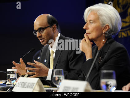 Sedia IMFC Tharman Shanmugaratnam (L) e il direttore del FMI Christine Lagarde, partecipare a una conferenza stampa durante la Banca mondiale e il Fondo monetario internazionale incontri annuali a Washington DC, il 24 settembre 2011. UPI/Roger L. Wollenberg Foto Stock