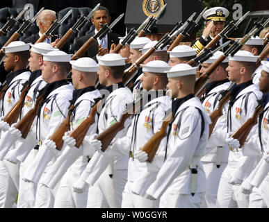 Vice presidente Joe Biden, U.S. Il presidente Barack Obama e il Presidente uscente del Comune di capi di Stato Maggiore Adm. Michael Mullen guarda come la Marina Militare Guardia d'onore passa in rassegna durante il presidente del Comune di capi di Stato Maggiore addio la revisione e la modifica di responsabilità cerimonia alla base comune Myer-Henderson Sala del campo Summerall in Arlington, Virginia, il 30 settembre 2011. Navy Adm. Mike Mullen, xvii presidente, Comune di capi di Stato Maggiore, passate responsabilità di esercito gen. Martin E. Dempsey. UPI/Roger L. Wollenberg Foto Stock