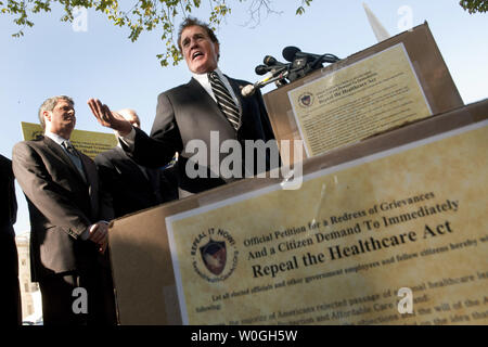 Sost. Phil Gingray (R-GA) parla nel corso di una conferenza stampa sulla abrogazione Obama la protezione del paziente e cure accessibili atto a Washington D.C. il 5 ottobre 2011. DeMint era circondato da scatole contenenti le petizioni firmato da 1,6 milioni di firme di cittadini americani per chiedere la fattura è abrogato. UPI/Kevin Dietsch Foto Stock