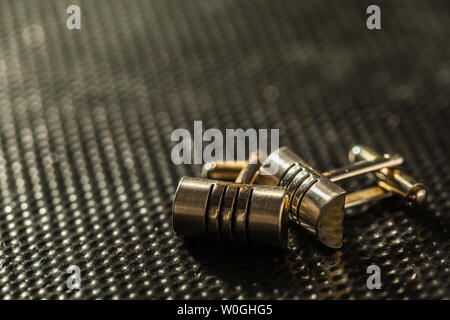 Una coppia di gemelli su sfondo scuro Foto Stock