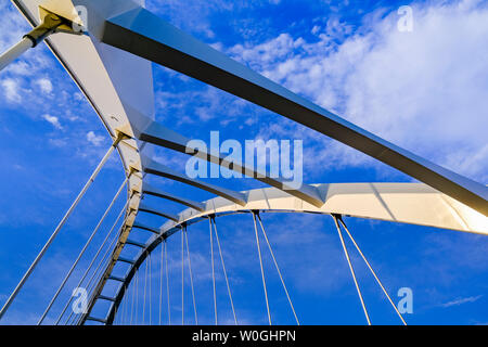 Walterdale ponte, ponte di sospensione, a nord del Fiume Saskatchewan, Edmonton, Alberta, Canada Foto Stock