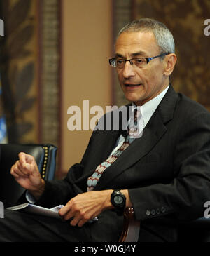 Giovanni Podestà, ex capo del personale per il Presidente Clinton, partecipa alla Fondazione Clinton il simposio sul tema "Clinton-Gore Economia: Comprendere le lezioni degli anni novanta' di Georgetown University di Gaston Hall in Washington, DC, il 28 ottobre 2011. UPI/Roger L. Wollenberg Foto Stock