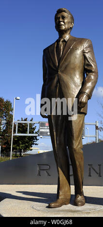 Un 9 piedi di altezza, 900-pound statua in bronzo del Presidente Ronald Reagan, è visibile dopo aver svelato da Ronald Reagan Presidential Foundation come parte del Reagan la celebrazione del centenario, all'Aeroporto Nazionale Ronald Reagan di Washington in Arlington, Virginia, il 1 novembre 2011. UPI/Roger L. Wollenberg Foto Stock