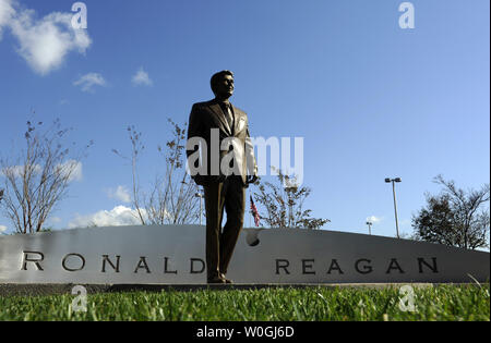 Un 9 piedi di altezza, 900-pound statua in bronzo del Presidente Ronald Reagan, è visibile dopo aver svelato da Ronald Reagan Presidential Foundation come parte del Reagan la celebrazione del centenario, all'Aeroporto Nazionale Ronald Reagan di Washington in Arlington, Virginia, il 1 novembre 2011. UPI/Roger L. Wollenberg Foto Stock
