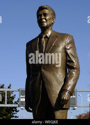 Un 9 piedi di altezza, 900-pound statua in bronzo del Presidente Ronald Reagan, è visibile dopo aver svelato da Ronald Reagan Presidential Foundation come parte del Reagan la celebrazione del centenario, all'Aeroporto Nazionale Ronald Reagan di Washington in Arlington, Virginia, il 1 novembre 2011. UPI/Roger L. Wollenberg Foto Stock