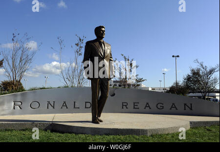 Un 9 piedi di altezza, 900-pound statua in bronzo del Presidente Ronald Reagan, è visibile dopo aver svelato da Ronald Reagan Presidential Foundation come parte del Reagan la celebrazione del centenario, all'Aeroporto Nazionale Ronald Reagan di Washington in Arlington, Virginia, il 1 novembre 2011. UPI/Roger L. Wollenberg Foto Stock