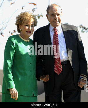 Elizabeth Dole, ex segretario di trasporto sotto Reagan, sorge con suo marito Bob Dole dopo l inaugurazione di un 9 piedi di altezza, 900-pound statua in bronzo del Presidente Ronald Reagan come parte del Reagan la celebrazione del centenario, all'Aeroporto Nazionale Ronald Reagan di Washington in Arlington, Virginia, il 1 novembre 2011. UPI/Roger L. Wollenberg Foto Stock