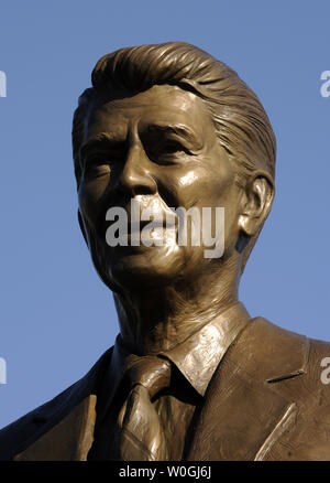 Un 9 piedi di altezza, 900-pound statua in bronzo del Presidente Ronald Reagan, è visibile dopo aver svelato da Ronald Reagan Presidential Foundation come parte del Reagan la celebrazione del centenario, all'Aeroporto Nazionale Ronald Reagan di Washington in Arlington, Virginia, il 1 novembre 2011. UPI/Roger L. Wollenberg Foto Stock