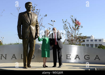 Elizabeth Dole, ex segretario di trasporto sotto Reagan, sorge con suo marito Bob Dole dopo l inaugurazione di un 9 piedi di altezza, 900-pound statua in bronzo del Presidente Ronald Reagan come parte del Reagan la celebrazione del centenario, all'Aeroporto Nazionale Ronald Reagan di Washington in Arlington, Virginia, il 1 novembre 2011. UPI/Roger L. Wollenberg Foto Stock