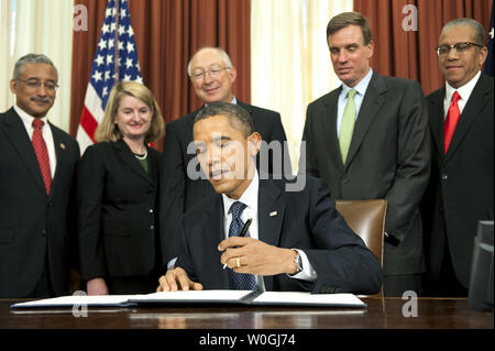 Il presidente Barack Obama segni una proclamazione a designare Ft. Monroe, in Hampton, Virginia, monumento nazionale, nell'Ufficio Ovale della Casa Bianca a Washington il 1 novembre 2011. Obama è stato affiancato da, da sinistra a destra, Sindaco Molly Ward, Hampton, VA, Segretario Ken Salazar. Il Sen. Mark Warner (D-VA) e Lacy Ward, Jr. direttore, Robert Russa Moton Museum, Farmville, VA. UPI/Kevin Dietsch Foto Stock