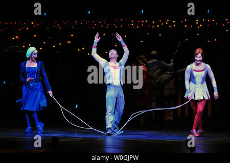 I Cast Members eseguire durante il Cirque du Soleil Quidam spettacolo al Verizon Center di Washington il 16 novembre 2011. UPI/Kevin Dietsch Foto Stock