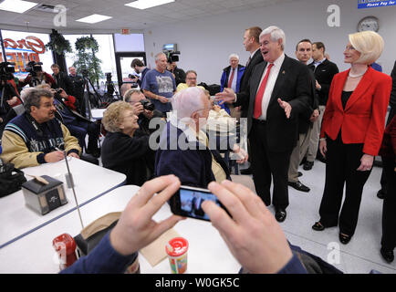 Il repubblicano 2012 candidato presidenziale ed ex noi House Speaker Newt Gingrich e sua moglie Callista partecipare a incontrare e salutare in un Hy-Vee fruttivendolo, in Mt. Piacevole, Iowa, Dicembre 20, 2011, in anticipo di Iowa's first-in-la-nazione Caucaso, Gennaio 3,2012. UPI/Mike Theiler Foto Stock