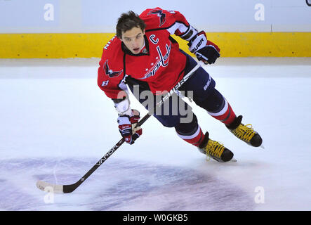 Washington capitali " Alex Ovechkin è visto in azione contro i getti di Winnipeg durante il secondo periodo al Verizon Center di Washington il 23 novembre 2011. UPI/Kevin Dietsch Foto Stock