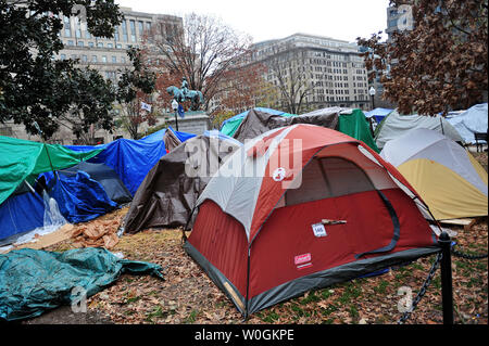 L'occupare DC camp è visto in McPherson Square nel centro cittadino di Washington DC il 5 dicembre 2011. UPI/Kevin Dietsch Foto Stock