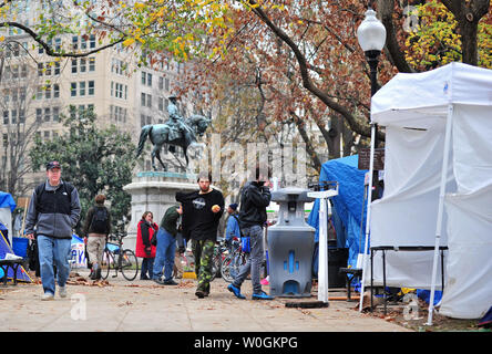 La gente a piedi attraverso il occupano DC camp in McPherson Square nel centro cittadino di Washington DC il 5 dicembre 2011. UPI/Kevin Dietsch Foto Stock