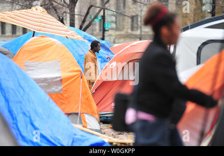 La gente a piedi attraverso il occupano DC camp in McPherson Square nel centro cittadino di Washington DC il 5 dicembre 2011. UPI/Kevin Dietsch Foto Stock