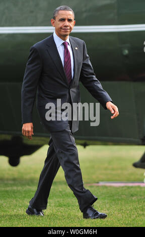 Il presidente Barack Obama ritorna alla Casa Bianca dopo aver partecipato a una cerimonia che segna il ritorno degli Stati Uniti le forze in Iraq c di colori a base comune Andrews a Washington D.C. il 20 dicembre 2011. UPI/Kevin Dietsch Foto Stock