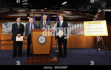 Casa frusta di minoranza Steny Hoyer, D-MD, discute l'impasse sul passaggio di estensione dell'imposta sui salari tagli su Capitol Hill a Washington DC, il 22 dicembre 2011. Con lui sono sost. Xavier Becerra, D-CA, sost. Sandy Levin, D-MI e Chris Van Hollen, D-MD (L a R). UPI/Roger L. Wollenberg Foto Stock