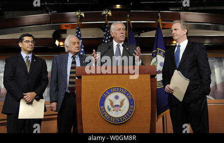 Casa frusta di minoranza Steny Hoyer, D-MD, discute l'impasse sul passaggio di estensione dell'imposta sui salari tagli su Capitol Hill a Washington DC, il 22 dicembre 2011. Con lui sono sost. Xavier Becerra, D-CA, sost. Sandy Levin, D-MI e Chris Van Hollen, D-MD (L a R). UPI/Roger L. Wollenberg Foto Stock