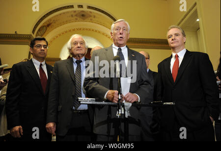 Casa frusta di minoranza Steny Hoyer, D-MD, parla ai media dopo la casa passò due mesi di proroga del libro paga i tagli fiscali e i sussidi di disoccupazione e i pagamenti ai fornitori di Medicare sul Campidoglio di Washington, DC, il 23 dicembre 2011. Il Senato ha approvato il disegno di legge di un breve periodo di tempo precedente. Con lui sono sost. Xavier Becerra, D-CA, sost. Sandy Levin, D-MI e Chris Van Hollen, D-MD (L a R). UPI/Roger L. Wollenberg Foto Stock