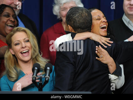 Stati Uniti Il presidente Barack Obama ottiene un abbraccio da Tracy Cacho, di Washington, dopo aver discusso la Payroll Tax cut interno nella parte anteriore del centro della classe dei lavoratori in Eisenhower Executive Office Building in Washington, DC il 21 febbraio 2012. Il Congresso ha appena superato la classe media pausa fiscale bill e Obama la firmerà in legge più avanti nel corso della settimana. UPI/Pat Benic Foto Stock