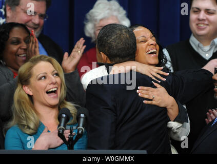 Stati Uniti Il presidente Barack Obama ottiene un abbraccio da Tracy Cacho, di Washington, dopo aver discusso la Payroll Tax cut interno nella parte anteriore del centro della classe dei lavoratori in Eisenhower Executive Office Building in Washington, DC il 21 febbraio 2012. Il Congresso ha appena superato la classe media pausa fiscale bill e Obama la firmerà in legge più avanti nel corso della settimana. UPI/Pat Benic Foto Stock