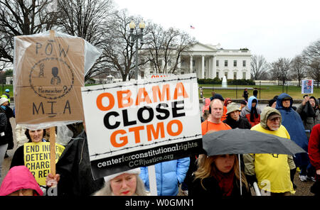 Manifestanti commemorerà il decimo anniversario della apertura della baia di Guantanamo il campo di detenzione, di fronte alla Casa Bianca a Washington il 11 gennaio 2012. Sui diritti umani di gruppi in tutto il mondo sono esigenti il camp essere chiuso. Dei quasi 800 detenuti presi a Guantanamo, 171 prigionieri rimangono. UPI/Pat Benic Foto Stock