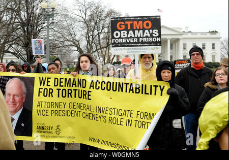 Manifestanti commemorerà il decimo anniversario della apertura della baia di Guantanamo il campo di detenzione, di fronte alla Casa Bianca a Washington il 11 gennaio 2012. Sui diritti umani di gruppi in tutto il mondo sono esigenti il camp essere chiuso. Dei quasi 800 detenuti presi a Guantanamo, 171 prigionieri rimangono. UPI/Pat Benic Foto Stock