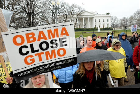 Manifestanti commemorerà il decimo anniversario della apertura della baia di Guantanamo il campo di detenzione, di fronte alla Casa Bianca a Washington il 11 gennaio 2012. Sui diritti umani di gruppi in tutto il mondo sono esigenti il camp essere chiuso. Dei quasi 800 detenuti presi a Guantanamo, 171 prigionieri rimangono. UPI/Pat Benic Foto Stock