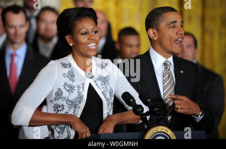 La First Lady Michelle Obama sorride quando è il suo compleanno è menzionato come il Presidente Barack Obama applaude durante una cerimonia per onorare la World Series Champions St. Louis Cardinals nella Sala Est della Casa Bianca su gennaio 17, 2012 a Washington, DC. La prima signora è 48 anni oggi. Lei si è congratulato con i Cardinali organizzazione per i loro sforzi per veterani feriti. UPI/Pat Benic Foto Stock